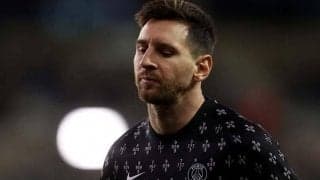 指揮官と握手拒否のメッシ、左ヒザの違和感が交代の理由か