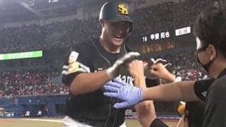 逆風8m＆軽く振っても“場外未遂弾”　鷹のロマン砲が証明した怪物級パワー