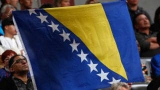 「メッシよりも優れたドリブルスキル」ボスニアリーグの試合中に犬が侵入、ボール奪取から3回の股抜き