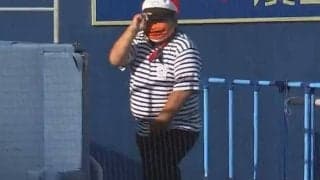 スタンドで異彩放つ「おじさんキレッキレ」　突如出現“謎のスタッフ”に釘付け