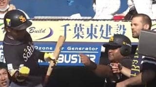 耳を澄ませると聞こえる…　鷹ベンチ内に響いた謎の言葉「モウイッチョラーメン」