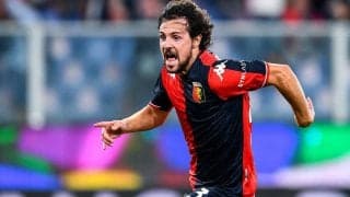 元イタリア代表FWペットボトルを持ったままゴールを決めてしまう珍事