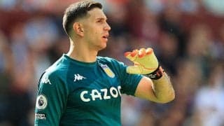 図太い神経!B・フェルナンデスのPK失敗後に、相手サポへ踊りを見せるマルティネス「エミ、愛してる」