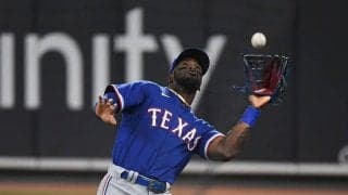 【MLB】あり得ない守備位置から飛んでくる外野手　奇跡の好捕に「見るだけで腕が痛くなる」