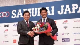 侍ジャパン稲葉監督　サプライズに涙…DeNA山崎が花束贈呈、4選手からメッセージ