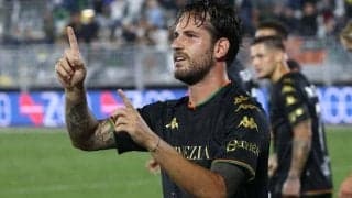 デザインが絶賛されたヴェネツィアのユニフォーム、規則違反によりクラブエンブレムを削除