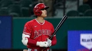 【MLB】大谷翔平、まさかのアクシデント中断に呆然　無数の“紙飛行機”が投げ入れられる