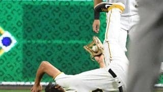 【MLB】「信じられない」「今季最高」全力背走から“空飛ぶ”併殺に放送席が大興奮