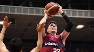 後半にディフェンスで主導権を握った川崎ブレイブサンダース、横浜ビー・コルセアーズを破り開幕戦で白星を挙げる