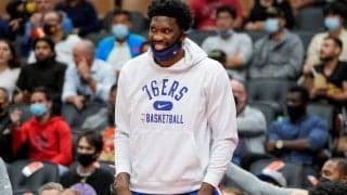 シモンズ不在の中、リーダーとして成長を遂げたエンビードを指揮官とハリスが称賛