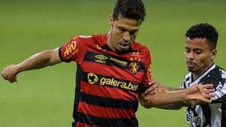 頭を冷やそうとクーラーボックスをひっくり返した元ブラジル代表MF、監督に叱られ警告を受ける