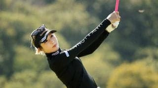 金田久美子の鮮やかスカートが映える　30代3人の“日かげ練習ショット”をJLPGA公開