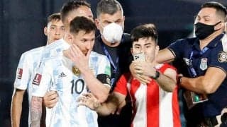 南米予選でも観客がピッチに侵入…メッシが何人もの“自撮り”に付き合う羽目に