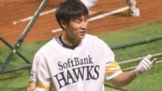 鷹・柳田の33歳誕生日に先輩から“粋な心遣い”　お洒落Tシャツに「MY ライバル！」