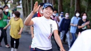 涙のV渋野日向子に親友も祝福　大里桃子「マネージャーの誕生日にかっこいいね」