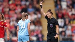 なぜそのチャレンジ…女子マンチェスター・ダービーで痛々しいファウル、太ももをスパイク裏で踏みつけ一発退場