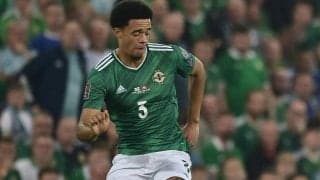 前半0-0でのスローインなのに…北アイルランド代表DFが遅延行為による2枚目の警告で退場に「悪魔的な決定」