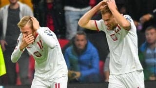 選手にボトルが直撃…アルバニアファンがゴールに怒りスタンドから大量のボトル投げ込む