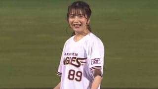 美声で絶叫「あーっん！」　美白＆ポニテの人気声優、恥ずかしそうな“豪快1球”