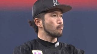 「選手ではなく、解説を騙すトリックプレーとは新しい」謎の“捕球動作”に爆笑