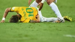 ネイマール、2014年W杯の大ケガを振り返る「あと2センチずれていたら歩けなくなっていた」