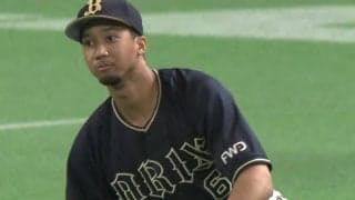 三塁だけ“無重力”で球場騒然…　浮き上がるキャッチは「高い身体能力生かしまくり」