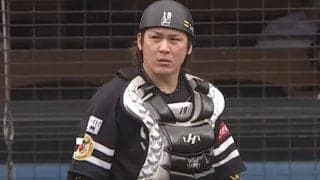 一塁ベンチ前から“ロング甲斐キャノン”　悪送球がアシスト「まるでピタゴラスイッチ」