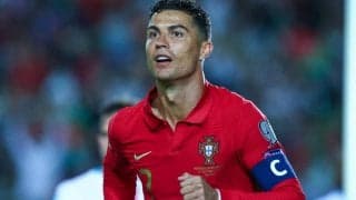 「生きた伝説」まさに注目の的!ウォーミングアップ中のC・ロナウドに全ての視線が集まる「すべてを語る画像」