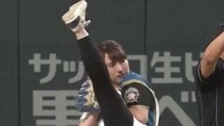 女子アナの豪快足上げが「まるでダンサー」　斎藤佑樹に贈る1球が「これは凄い」