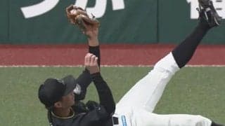 「相当難しい」空飛ぶ外野手の“回転捕球”をファン称賛「最近活躍しすぎやて」