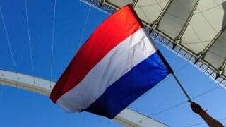 「すぐに振り返るカメラマン」オランダでスタジアムが崩落、ファンのジャンプに耐え切れず、ケガ人はなし