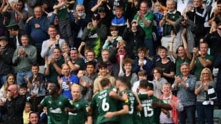 飛び出したGKをかわすも水溜まりでボールが止まって置き去りに…全員でフォローし辛うじてゴールを決める