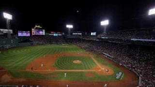 【MLB】試合を止めた“謎の光”の正体は？　ファン「またズルしている」米紙「陰謀論が…」