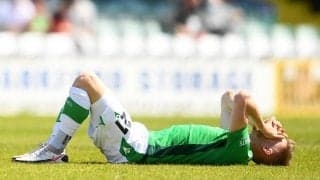 失敗したPKが警備員の顔面にクリーンヒット…死角からの不意打ちもガッツポーズで無事をアピール！