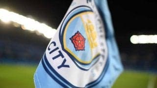 マンチェスター・シティと高級ブランドのコラボ移動着は不評？「15cmもロールアップしてる」