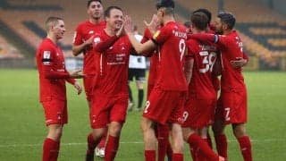 イングランド4部でクラブマスコットが大はしゃぎ! 流れるようなゴールパフォーマンスを披露する