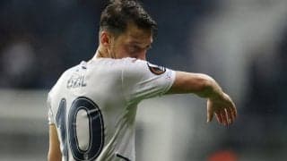 交代後に怒りを露わにしたエジル、ボトル蹴り上げシャツを投げ捨てる 後日SNSで謝罪文も