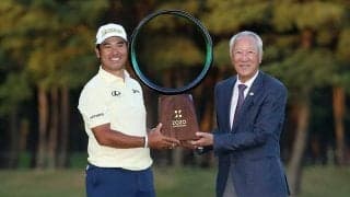 松山英樹と表彰式で歓喜のグータッチ　青木功氏「おめでとう、これが私の特権です！」