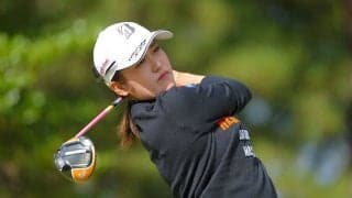 涙の棄権・稲見萌寧、痛めた腰を押さえる“不安げな1枚”に心配の声「つらそう」