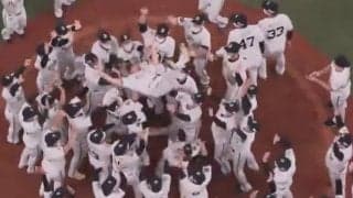 オリックス25年ぶり優勝で歓喜の胴上げ！　中嶋監督バランス崩れ「危ない危ない」