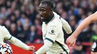 「AirPodsケース?」ユナイテッド戦で負傷交代のN・ケイタ、小さなすね当ても要因の1つか