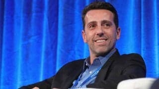 アーセナルTDのエドゥが世間を引かせたスコールズを揶揄？娘の足の匂いを嗅ぐ