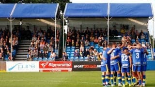 乱入したファンが選手にスライディング、完璧過ぎるボール奪取に被害選手も「彼はMOM」