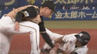 「忍者」「凄い技術」ロッテ荻野貴司、タッチ回避の“アクロバット帰塁”が驚き