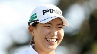 渋野日向子、全身「誰にも染まらない白」統一で首位浮上「やべーミスもほぼなく安定」