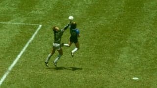 ナポリでマラドーナが降臨！ U-16の試合で完璧な“神の手”ゴールが決まる