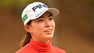 渋野日向子の満面スマイル輝く　全身ホワイトで揃えた“首位浮上の4枚”をJLPGAが公開
