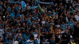 過激さを増すピッチ乱入事件、ブラジルで判定に不服のサポーターがVAR用の機器を破壊