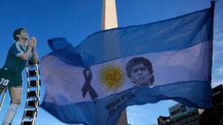 アルゼンチンで試合中に突然の銃声…蜘蛛の子を散らすようにピッチから逃げるも監督の肩に銃弾