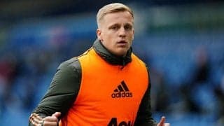 試合前練習では“球出し係”に…ファン・デ・ベークの扱われ方に現地注目「本当に悲しい」